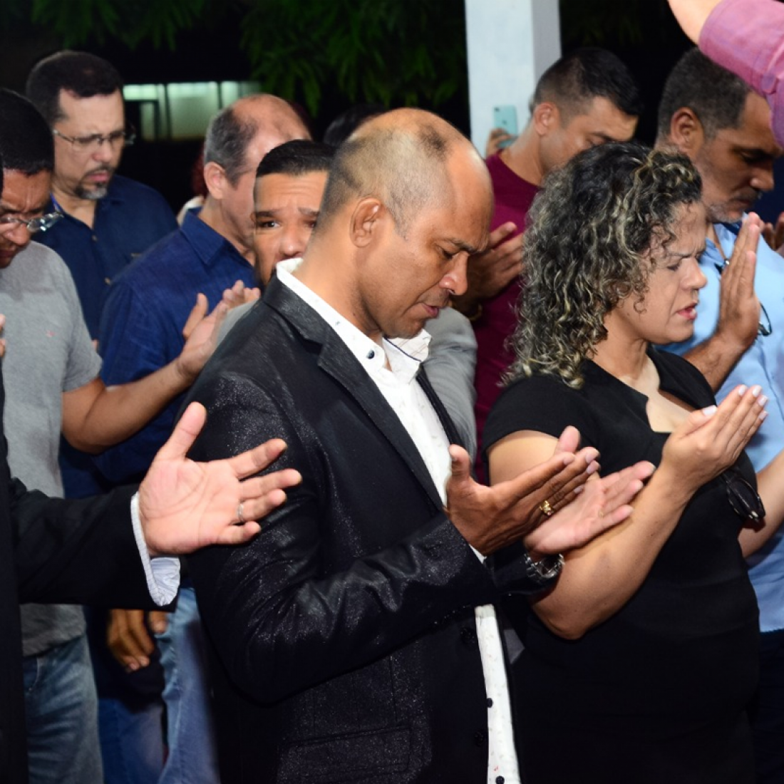 Culto de adoração e louvor é realizado no Singeperon