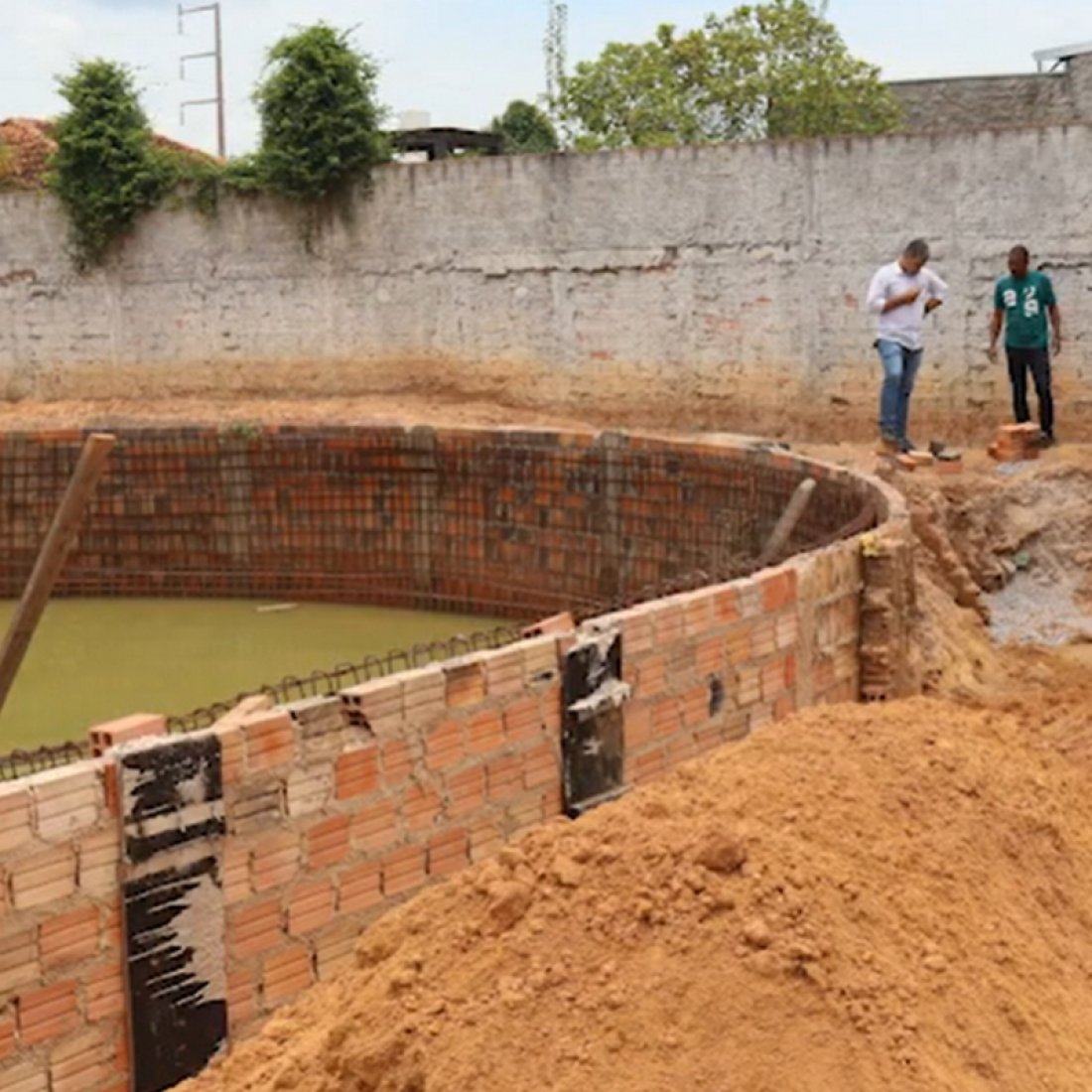 Singeperon inicia trabalho de drenagem de piscina na sede